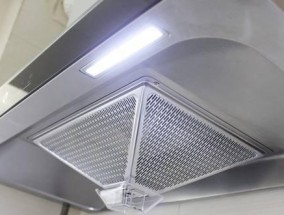 老油烟机滤网拆卸方法（轻松拆卸老油烟机滤网的步骤和技巧）