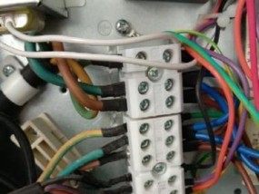 分析松下空调自动关机情况及维修方法（探究松下空调自动停机原因与解决方案）