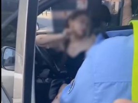撞车时使用手机拍照安全吗？如何正确处理？