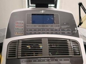 跑步机屏破了怎么处理（解决跑步机屏破问题的有效方法与注意事项）