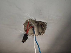 灯泡为何闪了一下就不亮了（探究灯泡闪烁及修复方法）