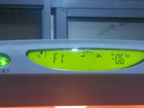 冰箱下边漏水的原因与处理方法（解决冰箱漏水问题的有效措施和常见故障排除方法）