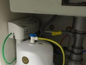 净水器加水后持续响声的原因及解决方法（了解净水器响声背后的问题）