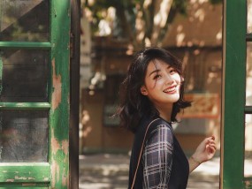 手机架子拍照姿势怎么摆才好看？