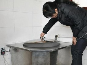 燃气灶排烟管道打开方法（快速掌握燃气灶排烟管道的打开技巧）