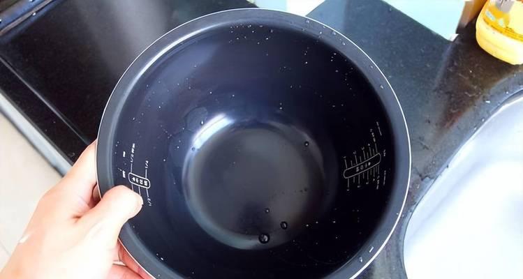 电饭煲底座变形了怎么办（解决电饭煲底座变形的有效方法）  第1张