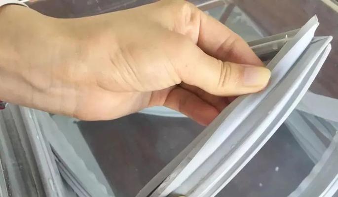 冰箱门上封条的清洗技巧（轻松清除污垢）  第3张