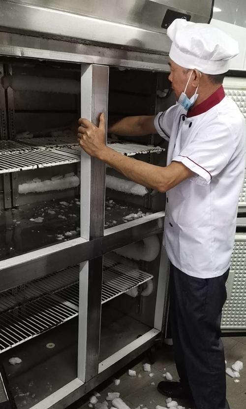 商用冰柜积雪原因分析（解析商用冰柜积雪的问题及解决方法）  第2张