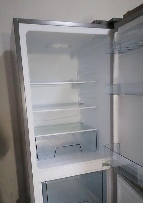解决美的冰箱漏水问题的有效方法（处理冰箱漏水问题）  第3张