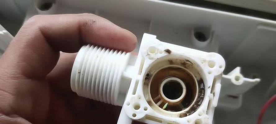 洗衣机进出水不停止的修理方法（解决洗衣机进出水不停止问题的实用技巧）  第2张