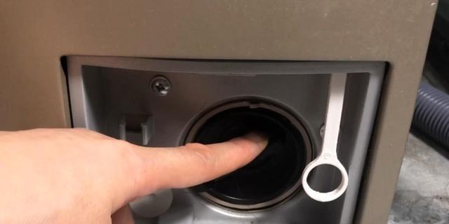 洗衣机进出水不停止的修理方法（解决洗衣机进出水不停止问题的实用技巧）  第1张