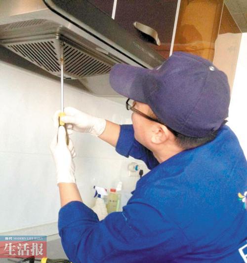 厨房着火后油烟机的清洗方法（如何正确清洗油烟机以防止着火）  第2张