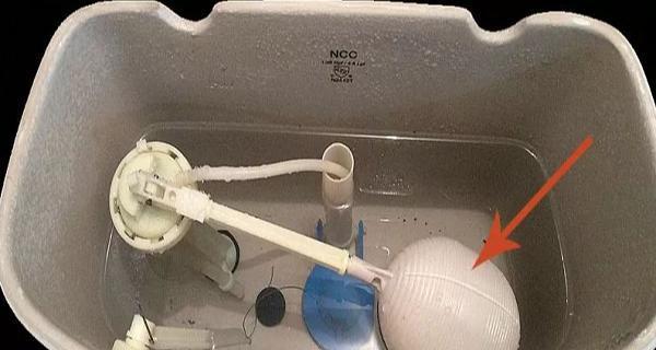 马桶水箱冲水按钮坏了一直流水的修理方法（快速解决流水问题）  第3张