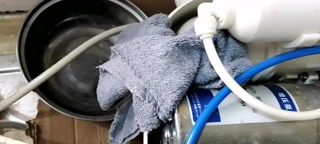 净水器水盒漏水的修理方法（解决净水器水盒漏水问题的有效措施与技巧）  第2张
