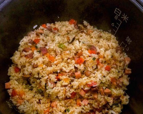 揭秘电饭煲焖饭为什么会变黄色（探寻黄色饭菜的原因与解决方法）  第2张