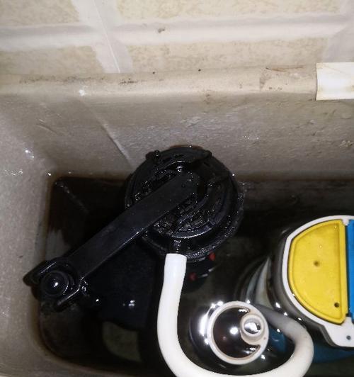 马桶水箱漏水的修理方法（解决马桶水箱漏水问题的实用技巧）  第3张